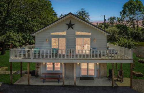 Trailblazer Lodge - Upscale, hot tub, trail, game room, wifi, fire pit, bar, pool table, king bed, view, pet friendly - Photo 2