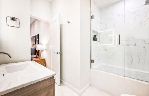 Sleeps 12 Downtown Entire home with rooftop - Foto 56