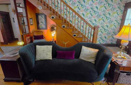 1920s Phoenicia Bungalow with Vintage Furnishings, Sauna, Fireplace, & Fenced Backyard - Foto 3