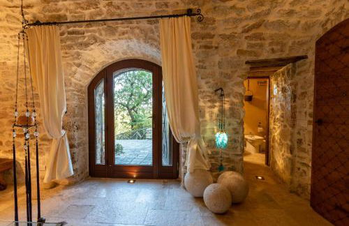 Medieval Tower In Sibillini Mountains Park - Foto 13