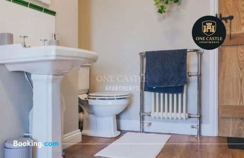 Exclusive Deals l Last-Minute Specials l Free Parking I Short term Booking l Garden I Sleeps Up to 6 l 3 Bed & 2 Bath I One Castle Apartments Short-lets and Serviced Accommodation - Photo 8