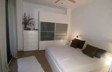 Casa grande y céntrica con piscina en zona peatonal - Photo 3