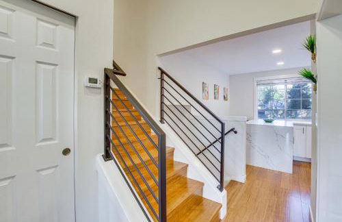 Modern Kirkland Home with Sauna and Outdoor Fireplace - Foto 10