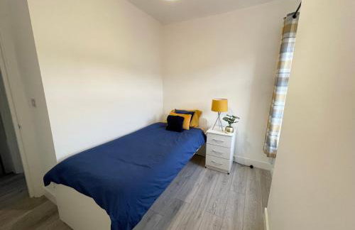 Neath, South Wales Getaway - 4 Bedroom Home -7 Guests - Free Parking - Foto 11