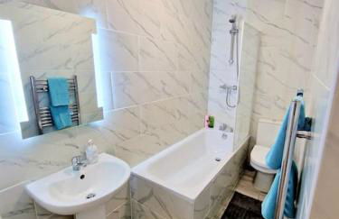 Charming Home with Private Balcony, on 1st floor, with 2 Bathrooms, 3 min walk to Earl's Court Station - Photo 25