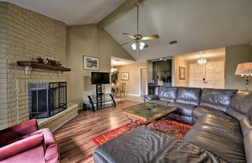 Pet-Friendly Missouri City Home with Fenced-In Yard! - Foto 1