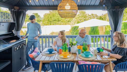 Modern 3BR Retreat with Fun Yard, Mini-Golf, Hot Tub & BBQ Dining Deck - Foto 4