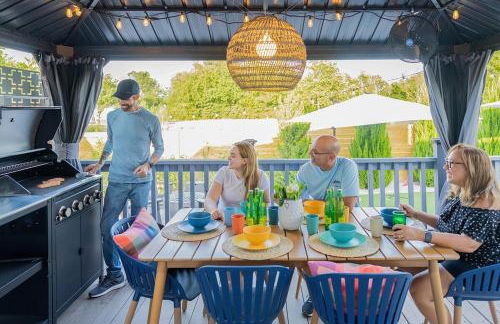 Modern 3BR Retreat with Fun Yard, Mini-Golf, Hot Tub & BBQ Dining Deck - Foto 4