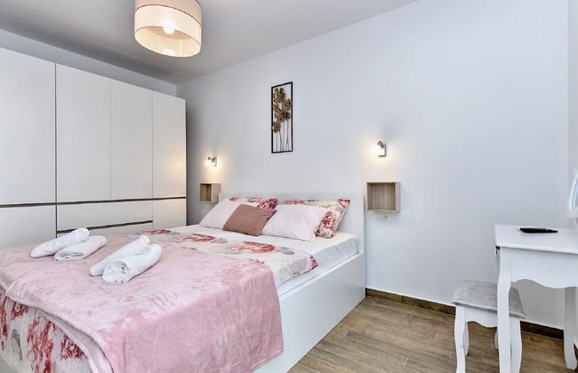 Modern Villa With Private Hydromassage Pool - Photo 4