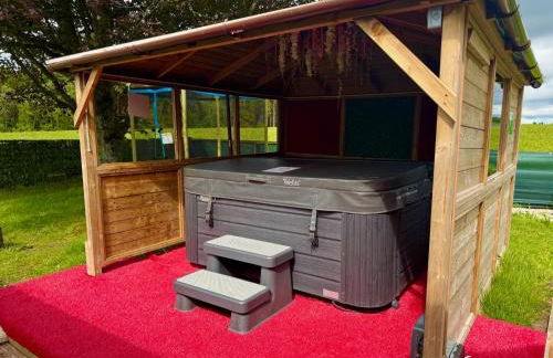 FINN VILLAGE "Raspberry Cottage" Private Garden, 6-seater HOT TUB, Firepit & Pizza Stove - Foto 8