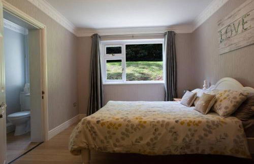 Spacious bungalow with estuary views near Llansteffan - Photo 8