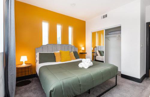 Spacious Luxury Villas in the heart of LA! Free parking and Jacuzzi - Photo 33