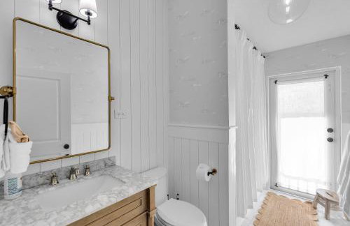 NEW LISTING! Reel Joy Waterfront Luxe with Pool and Private Dock home - Foto 28