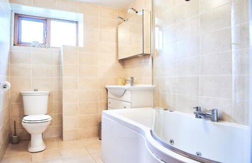 Penuwch Boathouse, Waterside Cottage with indoor Pool, Sauna & Parking - Photo 11