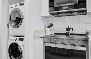 Contemporary 2BR Home with Pool & BBQ Access - Foto 23