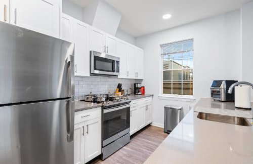 Modern 2BR 2BA Condo Sleeps 8 with Gym Laundry 20 Min to NYC - Foto 6