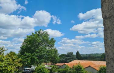 Dors Fée Duplex avec Toit-Terrasse et Salle de Jeux - Centre Bourg à 4 min du Puy duFou - Foto 8