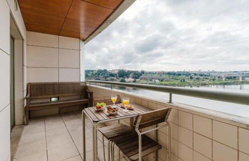 Elegant Riverfront Flat | Pool & Sports by Host Wise - Foto 43