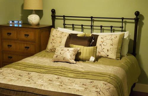 Woodshores Retreat - cozy retreat, hot tub, Lk MI - Photo 22