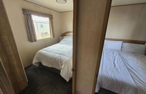 Ty Mawr Chalet Sleeps 6 with Fireplace - Photo 9