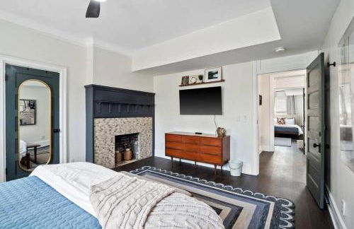 Luxury Living: Grand 7BR/5BA near Everything - Photo 26