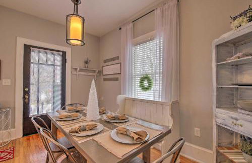 Modern, Sun-Lit Retreat with Fire Pit and Yard! - Foto 8