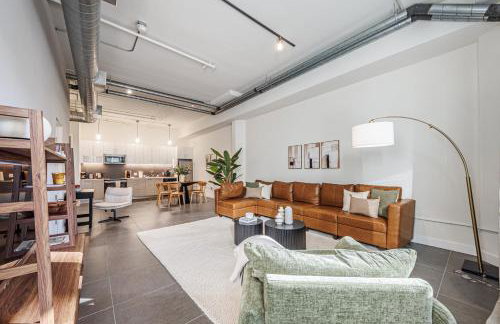 Downtown Escape - 2BR w Skyline Views & Hot Tub - Foto 4