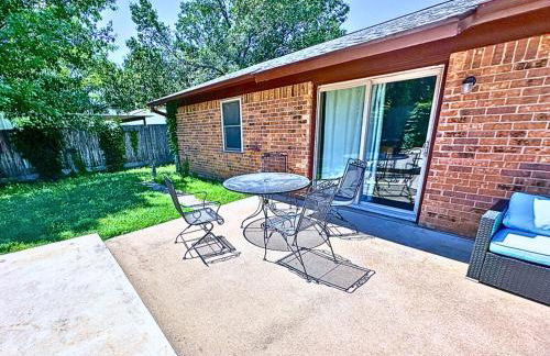 Texas Speedway Retreat: Desk + Cowboy Dipping Pool by Vacation Your Way - Foto 18