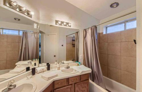 Modern Spacious 3 BR Home Pool and Game - Foto 12