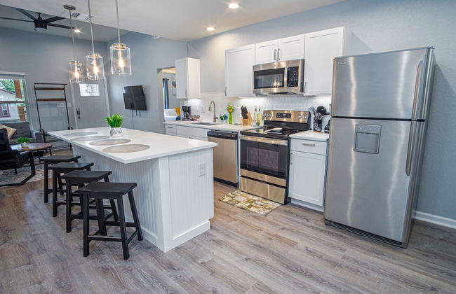 Escape to 4br/3ba Brand New Downtown Home - Foto 13