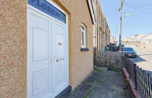 Modern 3 Bed - M4 ACCESS - Wi-Fi - Photo 58