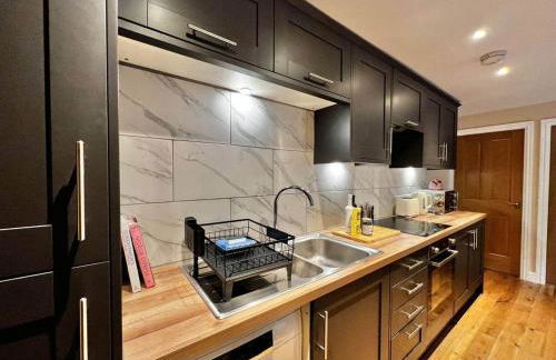 Elegant Hayfield Escape - Heart of Peak District - Photo 17