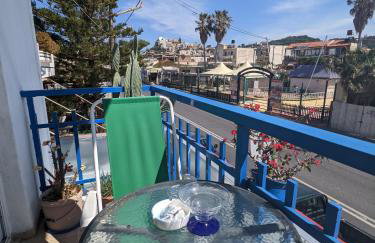 2-Bedroom Blue & White House with Garden and Beach - Foto 22