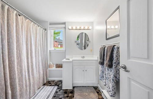 Exceptional Contemporary Retreat with 4 King Beds in Mystic CT - Foto 26