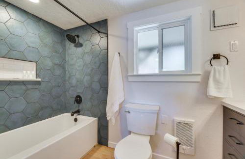 Waterfront Washington Getaway with Hot Tub and Deck! - Foto 13