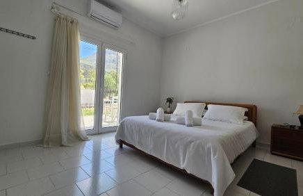 Grace and Harmony of Ancient Corinth - Foto 32