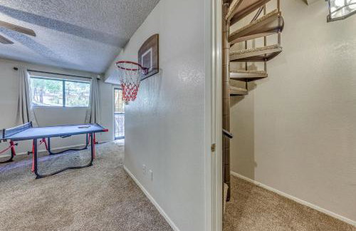 1 Mi to Ski Slopes Alto Escape with Game Room! - Foto 18