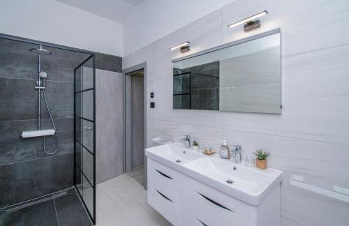 Villa Vala with a large yard near Pula - by Istrabook - Foto 49