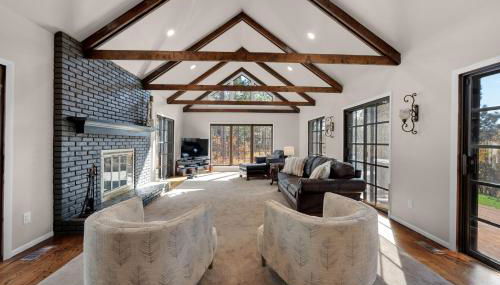 Expansive Monument Home Hot Tub and Mountain Views! - Foto 2