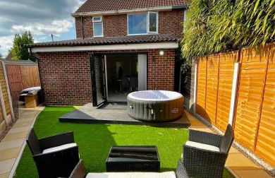 Manchester 2BR Luxe Lounge, Hot Tub, Pool Table - Photo 12