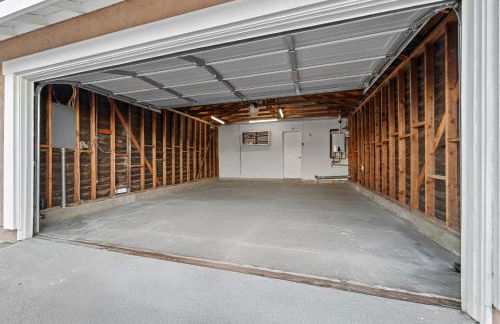 Entire Private Home with 3 Bedrooms 2 Bathrooms, Gated Yard, Garage, Hot Tub, 4-Beds, Golf, Mira Mesa, Available Now - Photo 21