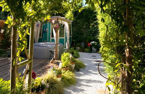 Cosy Garden Accommodation, Private Hot Tub & Four Poster Bed - Foto 1