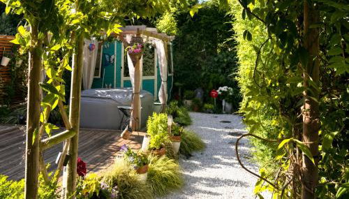 Cosy Garden Accommodation, Private Hot Tub & Four Poster Bed - Photo 1, Garden