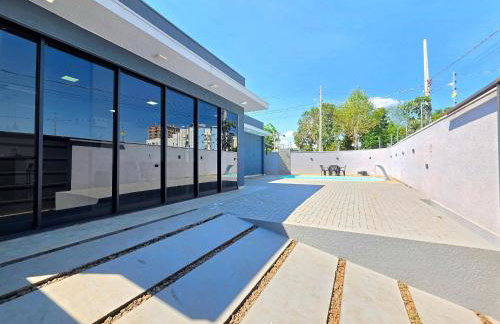 Casa novíssima com piscina ao lado do Centro - Foto 10