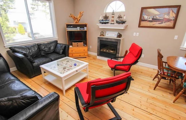 Lola's Lighthouse - Photo 19