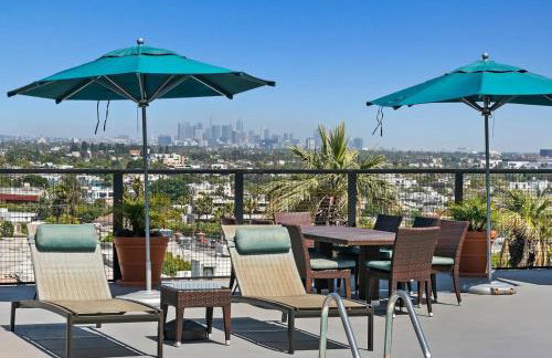 Skyline Escape 1-Bedroom with Balcony and Roof-Top Pool - Foto 7