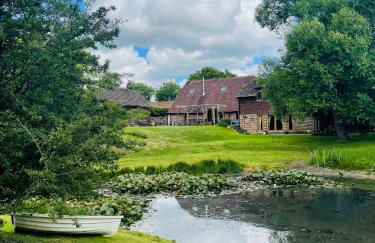 The Barn cottage with hot tub overlooking the lake - Foto 5