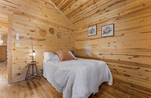 Cabin 1 - Peaceful Cabin Near River with Fire Pit and Hot Tub - Foto 7