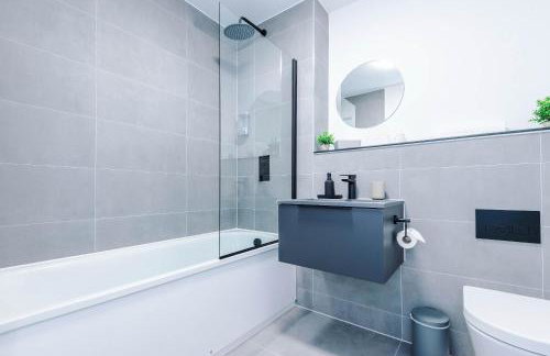 Modern 2BR Apartment in Manchester with Parking - Foto 19