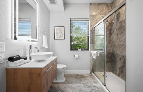 PFR Suites - Highland, 3BR 2BA Shadyside Condo, Penthouse Unit, 2 Decks, Off-Street Parking, 4th Floor Walkup - Foto 16